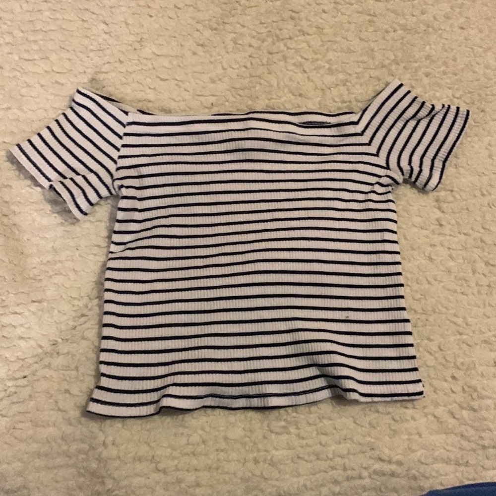This is a h&m crop top/off shoulder black and white perfect condition